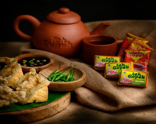 Suasana pagi dengan secangkir teh dan buku catatan