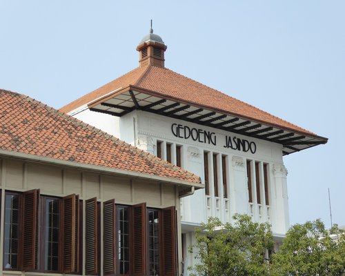 Aktivitas santai di taman kota Jakarta