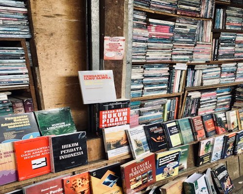 Membaca buku di waktu luang